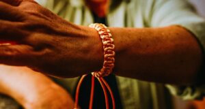 Aprenda como fazer uma pulseira de macramê fácil